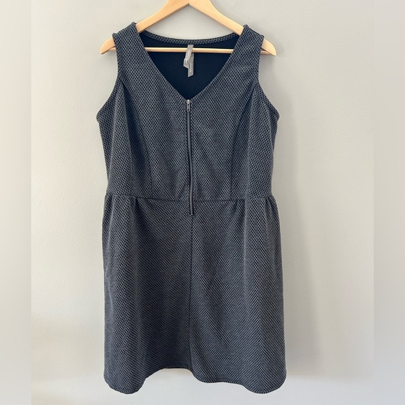 Pennington’s Fit&Flare V-Neck Zipper Front Sleeveless Textured Pocket Midi Dress - Picture 2 of 5